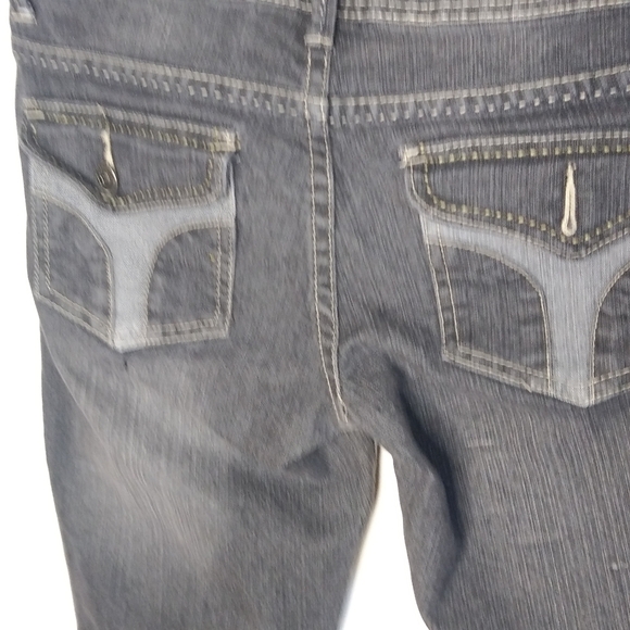 Freestyle capris size 9 button missing on back - Picture 4 of 5